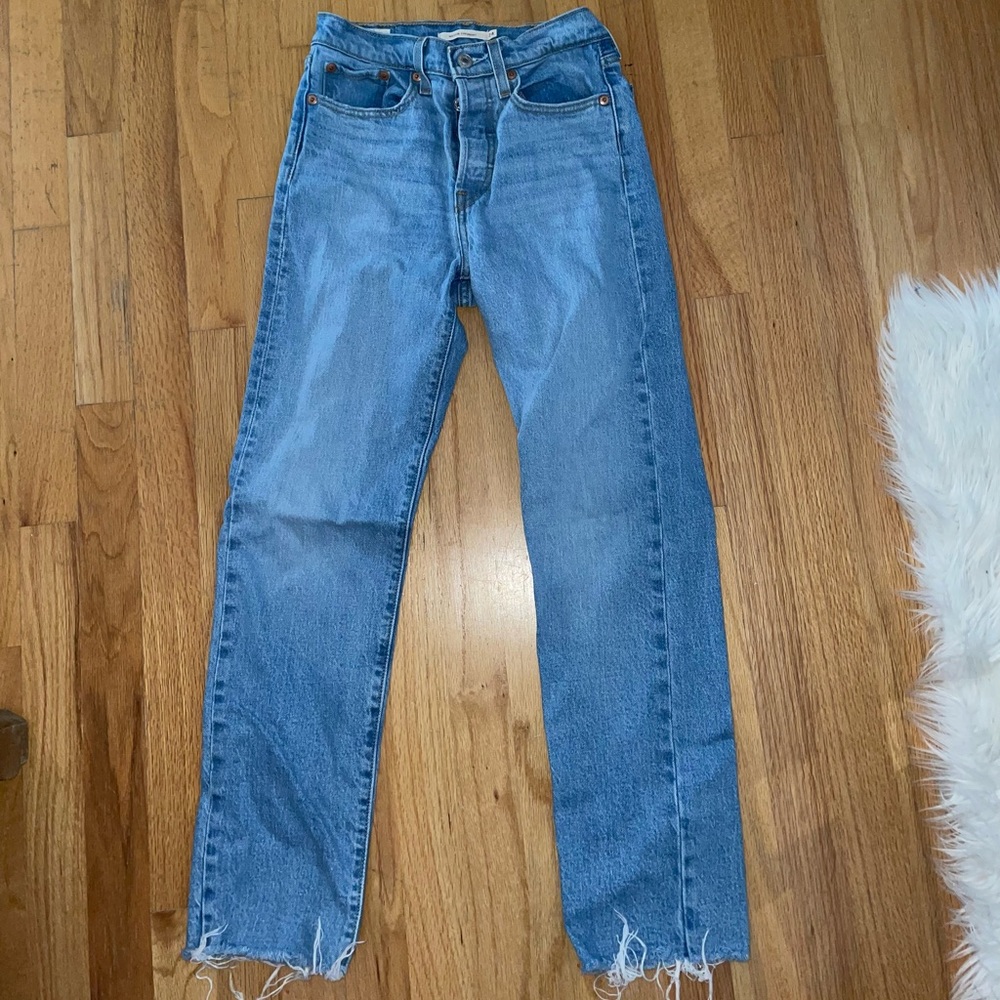 Levi’s. Straight leg classic jeans.